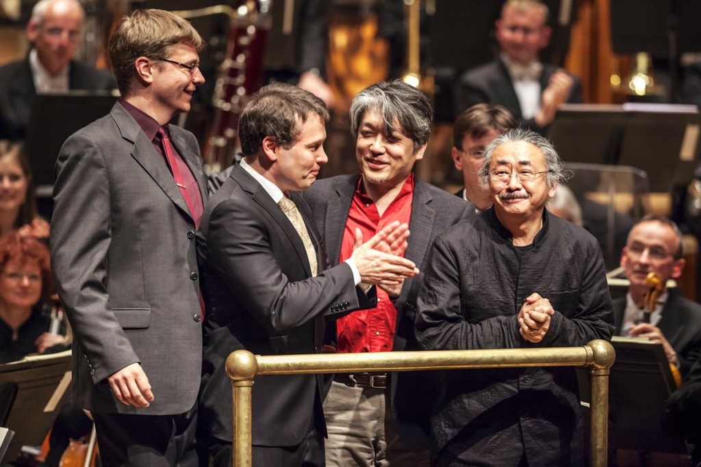 Roger Wanamo, Jonne Valtonen, Masashi Hamauzu et Nobuo Uematsu lors des saluts de Final Symphony, à Wuppertal, le 11 mai 2013