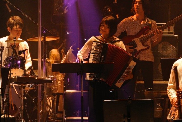 Photo prise lors des concerts anniversaire de Yasunori Mitsuda à Tôkyô, les 25 et 26 juillet derniers (au premier plan, à l'accordéon : Yuka Fujino)