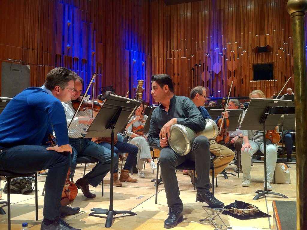 Rony Barrak en discussion avec le premier violon Roman Simovic, lors des répétitions